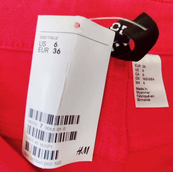 NWT H&M Red Distressed Denim High Waisted Shorts Women's Size 6 - Picture 2 of 8